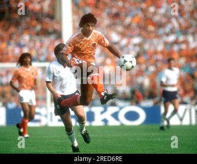 Fußball EM 1988 in Deutschland / Niederlande - England 3:1 /15.06.1988 in Düsseldorf / Frank Rijkaard (NL) in Aktion , hinter rechts Gullit (NL) [automatisierte Übersetzung] Stockfoto