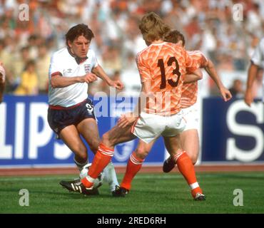 Fußball EM 1988 in Deutschland / Niederlande - England 3:1 /15.06.1988 in Düsseldorf / Klage von Peter Beardsley (eng/19) gegen Erwin Koeman (NL/13) [automatisierte Übersetzung] Stockfoto