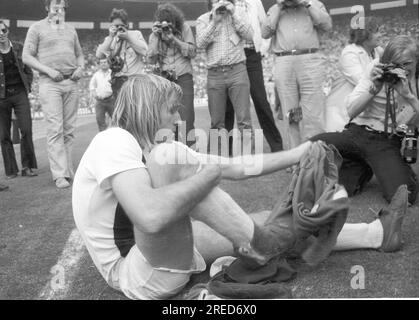 DFB-Cup-Finale 1973: Borussia Mönchengladbach - 1. FC Köln 2:1/Guenter Netzer wechselt Kleidung [automatisierte Übersetzung] Stockfoto