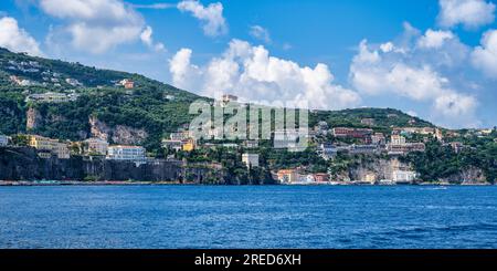 Panoramablick auf die Küstenstadt Sorrent auf der Halbinsel Sorrentine mit Blick auf die Bucht von Neapel in der Region Kampanien im Südwesten Italiens Stockfoto