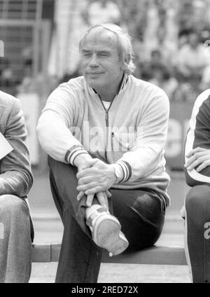 DFB-Cup-Finale 1973: Borussia Mönchengladbach - 1. FC Köln 2:1/Coach Hennes Weisweiler (Borussia) sitzt auf der Bank [automatisierte Übersetzung] Stockfoto