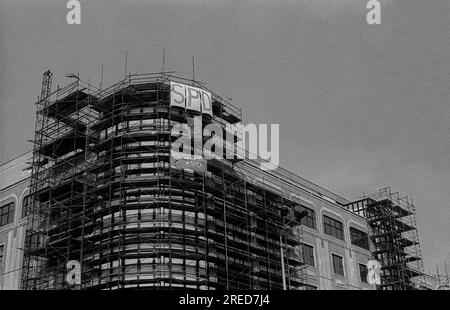 DDR, Berlin, 16.03.1990, (DDR) - Kasino in Leipziger Straße / Mauerstraße: Bauarbeiter für SPD (und Europa) befinden sich noch im Bau und werden später abgerissen, [automatisierte Übersetzung] Stockfoto