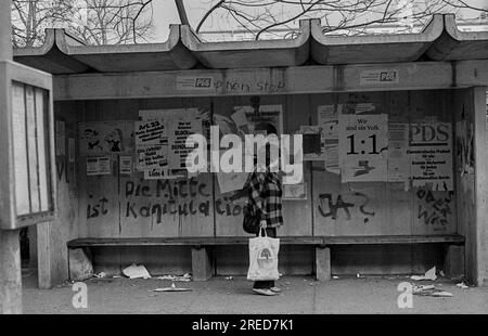 DDR, Berlin, 16.03.1990, Bushaltestelle Arkonaplatz, Wahlplakate, Das Zentrum ist Kapitulation, [automatisierte Übersetzung] Stockfoto