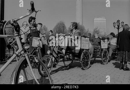 DDR, Berlin, 01.04.1990, Fahrradvorführung vom Roten Rathaus zum Falkplatz, Rotes Rathaus, Dreirad, [automatisierte Übersetzung] Stockfoto