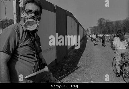 DDR, Berlin, 01.04.1990, Fahrradvorführung vom Roten Rathaus zum Falkplatz, an der Mauer Bernauer Straße, Gasmaske, [automatisierte Übersetzung] Stockfoto