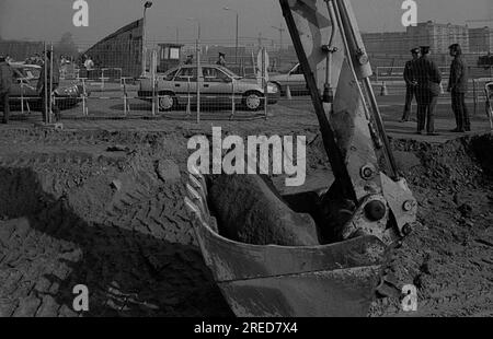 DDR, Berlin, 16.03.1990, Barriere Potsdamer Platz, Baggerschaufel, [Maschinelle Übersetzung] Stockfoto