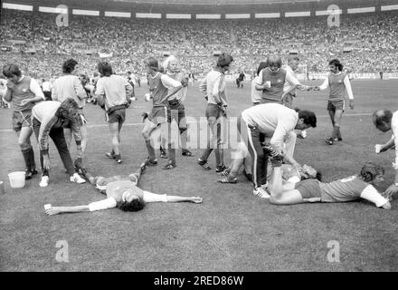 DFB-Cup-Finale 1973: Borussia Mönchengladbach - 1. FC Köln 2:1/Kölner Spieler in der Pause für zusätzliche Zeit [maschinelle Übersetzung] Stockfoto