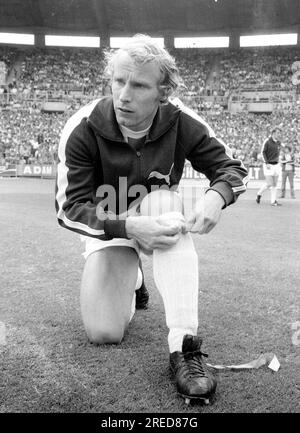 DFB-Cup-Finale 1973: Borussia Mönchengladbach - 1. FC Köln 2:1/Berti Vogts kniet nieder, macht seine Socken fertig [maschinelle Übersetzung] Stockfoto