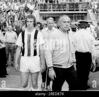 DFB-Cup-Finale 1973: Borussia Mönchengladbach - 1. FC Köln 2:1/Rainer Bonhof und Trainer Hennes Weisweiler kommen aus der Garderobe [maschinelle Übersetzung] Stockfoto