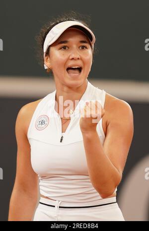 Hamburg, Deutschland. 27. Juli 2023. Tennis: Hamburg European Open (WTA-Turnier), Rothenbaum-Tennisstadion, Frauen, Singles, Quarterfinals, Rus (Niederlande) - Lys (Deutschland). Eva Lys (Deutschland) reagiert. Kredit: Marcus Brandt/dpa/Alamy Live News Stockfoto