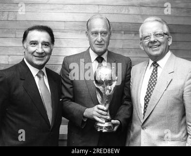 Ziehen Sie um die Weltmeisterschaft 1986 in Mexiko. Von links: Organisator Canedo, FIFA-Präsident Havelange und DFB-Präsident Herrmann Neuberger überreichen die Trophäe zur Weltmeisterschaft am 15. Dezember 1985 (geschätzt). [Maschinelle Übersetzung] Stockfoto