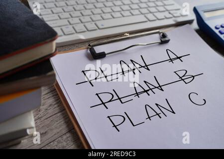 Streichen von Plan A und Plan B und Schreiben von Plan C. Konzept für Planänderung. Stockfoto