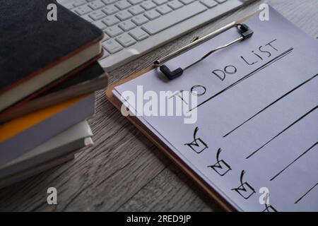 Nahaufnahme der Papierzwischenablage mit TO-DO-Text auf der Tabelle. Stockfoto