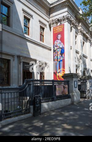 Eintritt zum Western Wing der renovierten National Portrait Gallery mit großem bunten Banner mit dem Künstler Grayson Perry. London, England, Großbritannien Stockfoto