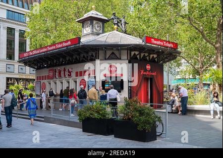 Kunden, die Tickets am offiziellen TKTS-Theaterkasse in Leicester Square, London, England, Großbritannien kaufen Stockfoto