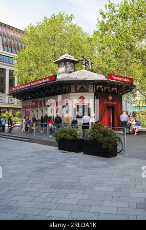 Kunden, die Tickets am offiziellen TKTS-Theaterkasse in Leicester Square, London, England, Großbritannien kaufen Stockfoto