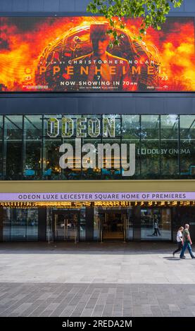 Die Leute auf dem Leicester Square passieren das Odeon Luxe-Kino. London, England, Großbritannien Stockfoto