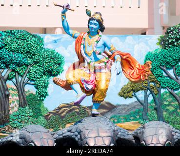 Farbenfrohe lebensgroße Idole von Krishna, die im Tempel Prem Mandir tanzen. Fröhliche Krishna Janmashtami. Selektiver Fokus auf das Motiv. Stockfoto