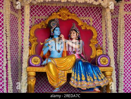 Farbenfrohe lebensgroße Idole von Krishna, Radha sitzt im Tempel Prem Mandir. Fröhliche Krishna Janmashtami. Selektiver Fokus auf das Motiv. Stockfoto