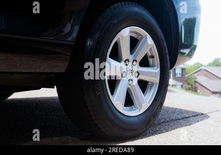 Der Autoreifen steht in der Einfahrt. Stockfoto