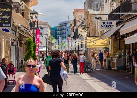 KRETA, GRIECHENLAND - JULI 03 2023: Touristenmassen in den alten, engen Gassen von Chania im Westen Kretas, Griechenland. Stockfoto