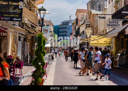 KRETA, GRIECHENLAND - JULI 03 2023: Touristenmassen in den alten, engen Gassen von Chania im Westen Kretas, Griechenland. Stockfoto