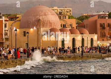 KRETA, GRIECHENLAND - JULI 03 2023: Touristenmassen am Abend in der Nähe der alten Moschee am alten venezianischen Hafen von Chania auf der Insel Kreta Stockfoto