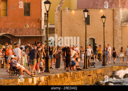KRETA, GRIECHENLAND - JULI 03 2023: Touristenmassen am Abend in der Nähe der alten Moschee am alten venezianischen Hafen von Chania auf der Insel Kreta Stockfoto