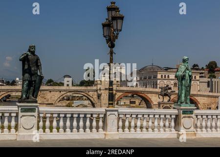 SKOPJE, NORDMAZEDONIEN - 9. AUGUST 2019: Steinbrücke hinter der Zivilisationsbrücke in Mazedonien in Skopje, Nordmazedonien Stockfoto