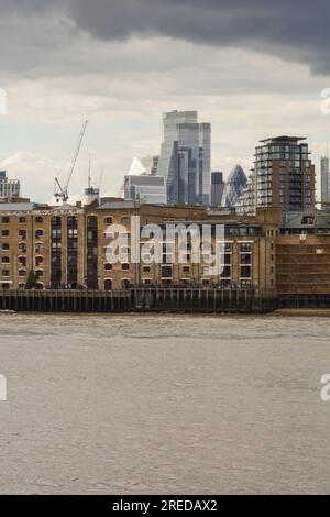 Wolkenkratzer im Central Business District und die Skyline von London stehen im Wapping, London, E1, England, an der Themse Stockfoto