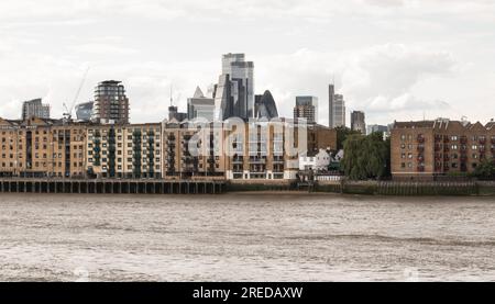 Die Skyline von London und der Prospect of Whitby - ein historisches öffentliches Haus am Ufer der Themse in Wapping, London, E1, England, Großbritannien Stockfoto