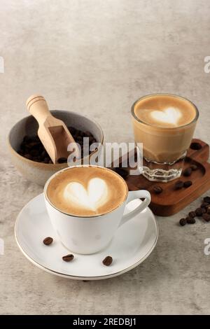 Hot Cappuccino Coffee Latte mit Latte Art auf einem rustikalen Tisch Stockfoto