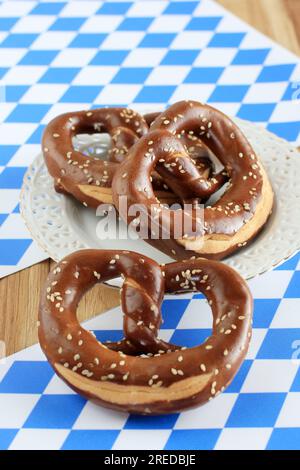 Oktoberfest-Party mit bayerischen Brezeln Stockfoto