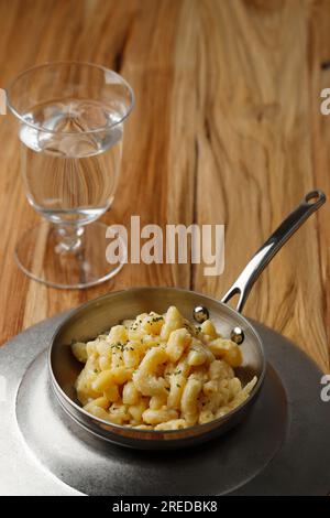 Amerikanische Makkaroni mit Käse, Makkaroni-Pasta in Käsesauce. Über Dem Holztisch Stockfoto