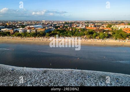 Luftaufnahme des kuta-Strandes in Badung Regency, Südbali, Indonesien. Stockfoto