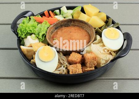 Nahaufnahme Gado Gado, traditioneller indonesischer gemischter Gemüsesalat mit Erdnussdressing. Auf Keramikplatte servieren Stockfoto