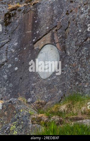 Face, Rock Art Carvings, Teil des Stone & man-Projekts des lokalen Künstlers alias Høegh auf Qaqortoq, Grönland im Juli Stockfoto