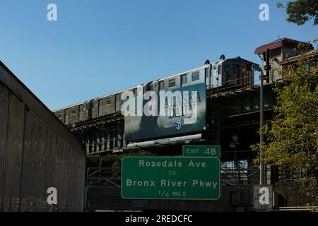 Bronx, New York, USA - 19. September 2022: Schuss aus einem Auto. Stockfoto