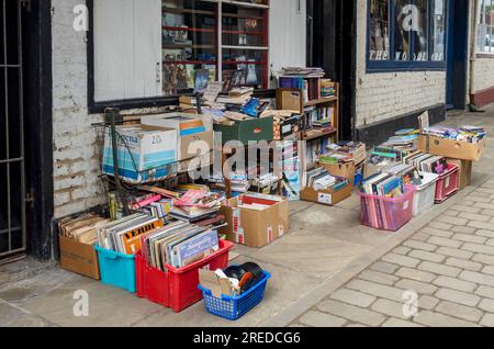 Secondhand Bücher und Schallplatten zum Verkauf außerhalb des Ladengeschäfts lokales unabhängiges Unternehmen Market Street Malton North Yorkshire England Großbritannien Stockfoto