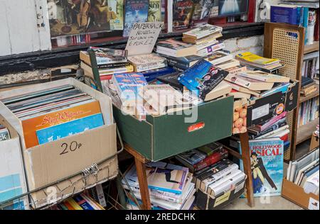 Secondhand Bücher und Schallplatten zum Verkauf außerhalb des Ladengeschäfts lokales unabhängiges Unternehmen Market Street Malton North Yorkshire England Großbritannien Stockfoto