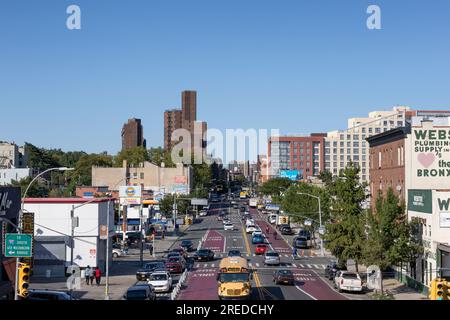 Bronx, New York, USA - 19. September 2022: Aufnahme aus einem Auto auf der Autobahn ein Blick auf eine Straße darunter. Stockfoto