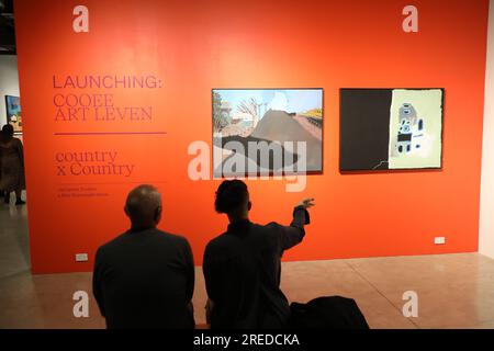 Sydney, Australien. 27. Juli 2023 Eröffnung von Country x Country, der Eröffnungsausstellung im neuen Kapitel der Cooee Art Leven-Galerie am 27. Juli 2023. Diese neue Ära von Cooee Art Leven stellt eine spannende Entwicklung für die gesamte Kunstgemeinschaft Australiens dar. Abbildung: Werke von Neil Ernest Thomas (Ecke Wampana Road) und Kitty Napanangka Simon (Mina Mina Dreaming). Kredit: Richard Milnes/Alamy Live News Stockfoto