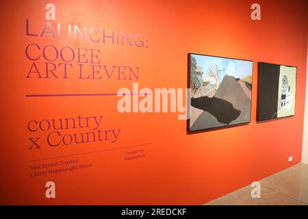 Sydney, Australien. 27. Juli 2023 Eröffnung von Country x Country, der Eröffnungsausstellung im neuen Kapitel der Cooee Art Leven-Galerie am 27. Juli 2023. Diese neue Ära von Cooee Art Leven stellt eine spannende Entwicklung für die gesamte Kunstgemeinschaft Australiens dar. Abbildung: Werke von Neil Ernest Thomas (Ecke Wampana Road) und Kitty Napanangka Simon (Mina Mina Dreaming). Kredit: Richard Milnes/Alamy Live News Stockfoto