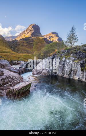 Fluss Coe durch Glen Coe unterhalb von Bidean nam Bian und der Eingang zum Coire Gabhail mit den Kiefern von Gearr Aonach und Aonach Dubh dahinter. Stockfoto