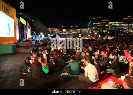 Sydney, Australien. 27. Juli 2023 Eine Fanzone im Tumbalong Park, Sydney, wurde vollgepackt, als mit Unterstützung Australien bei der Frauenweltmeisterschaft am 27. Juli 3-2 gegen Nigeria verlor. Kredit: Karotte/Alamy Live News Stockfoto