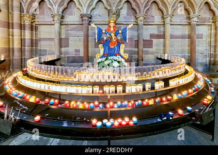 Straßburg Elsass Frankreich. Elsässer Weinstraße. Die Kathedrale. Votivkerzen Stockfoto