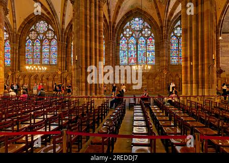 Straßburg Elsass Frankreich. Elsässer Weinstraße. Das Buntglas der Kathedrale Stockfoto