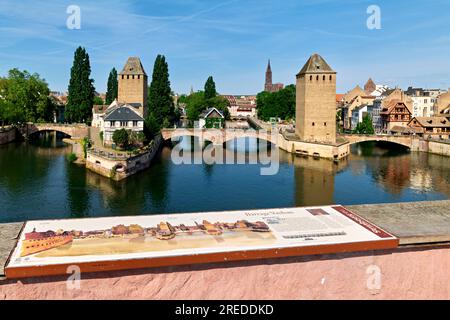 Straßburg Elsass Frankreich. Überdachte Brücken vom Barrage Vauban (Vauban-Staudamm) aus gesehen Stockfoto