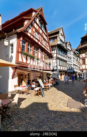 Straßburg Elsass Frankreich. Die farbigen Häuser mit Holzrahmen im Viertel Petit France Stockfoto