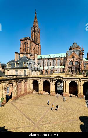 Straßburg Elsass Frankreich. Die Kathedrale Notre Dame vom Palais Rohan aus gesehen Stockfoto